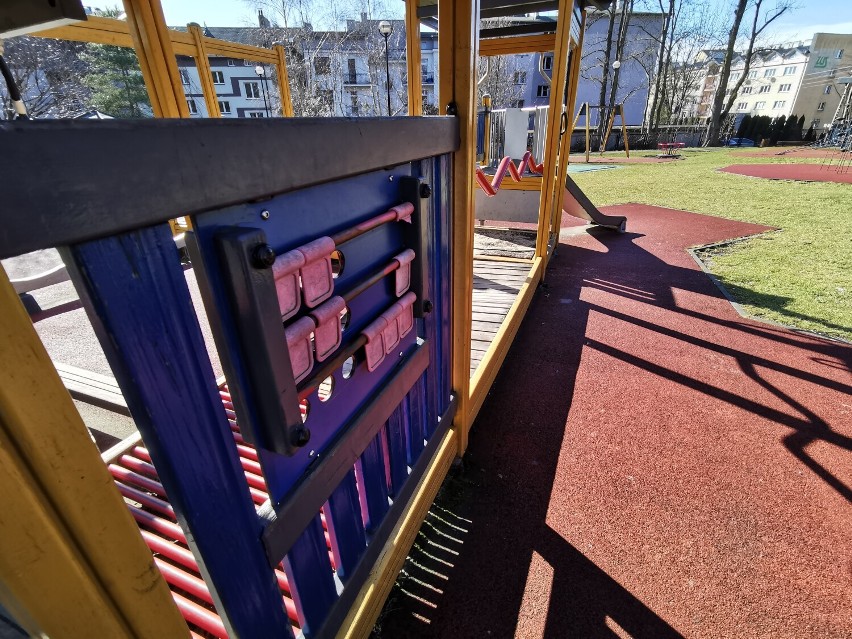 Urządzenia na placu zabaw w parku miejskim w Chrzanowie...