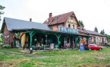 Artyści z Teatru Klinika Lalek zamienili nieczynną stację kolejową w Wolimierzu w magiczne miejsce. "Tu smoki latają nisko"
