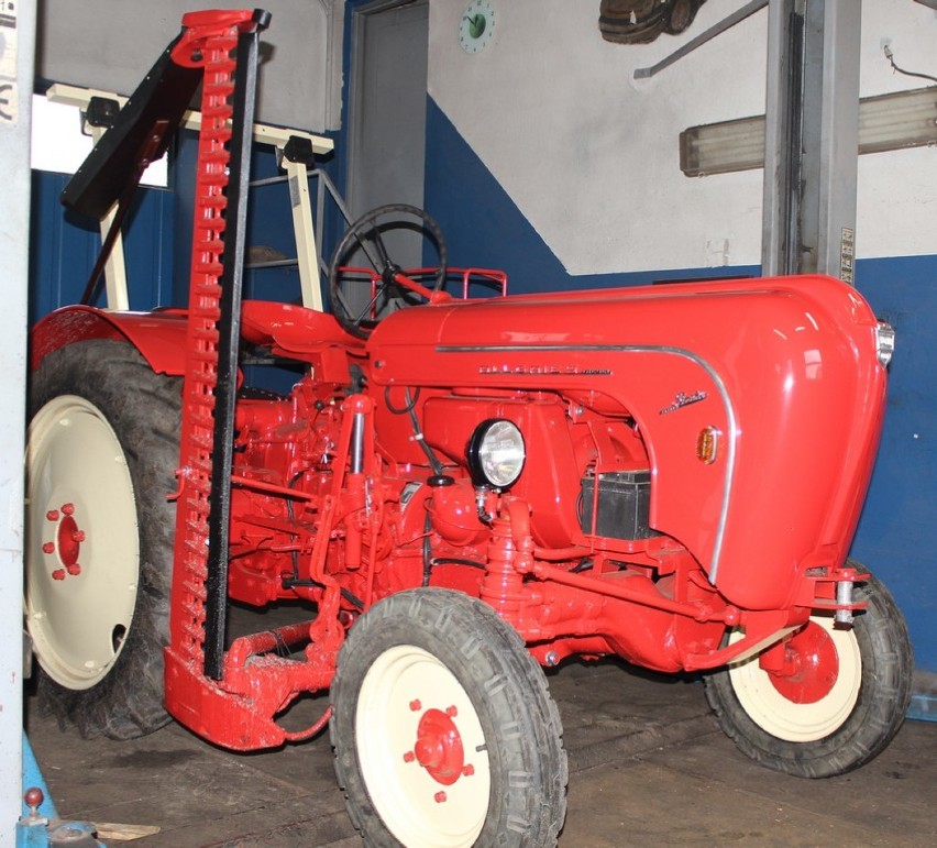 Czerwony traktor Porsche diesel Allgaier - rok produkcji 1956, po renowacji jest jak nowy