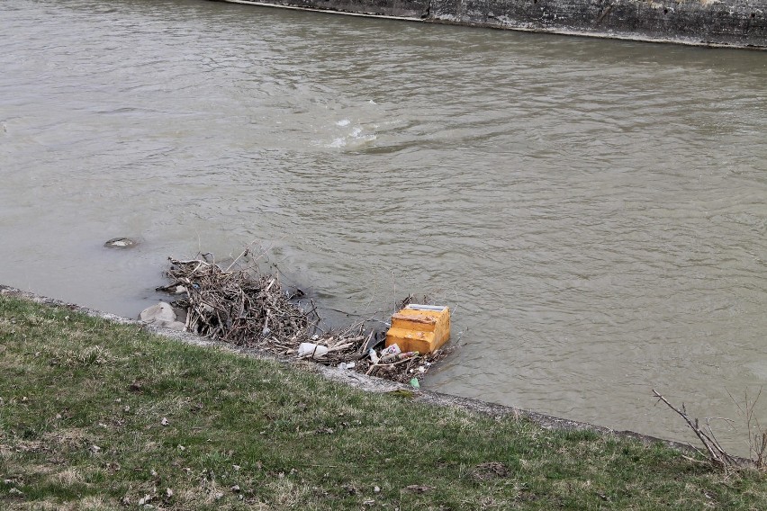 Gorlice: woda posprzątała śmietnisko? [ZDJĘCIA]