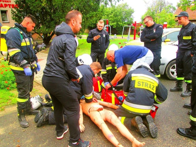 W jednostce Ochotniczej Straży Pożarnej w Ożarowie przeprowadzony został kurs Kwalifikowanej Pierwszej Pomocy.