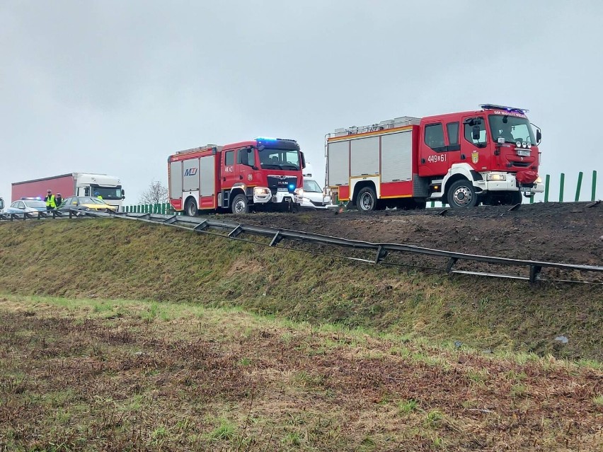 Na autostradzie a4 przewróciła się ciężarówka z samochodami....