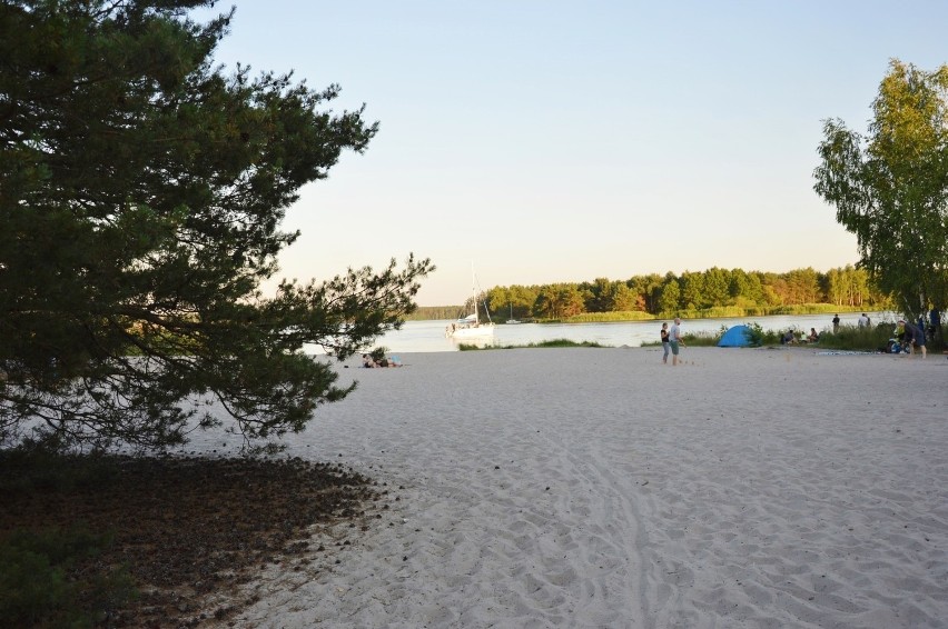 Piaszczyste plaże w Leonowie nad Zalewem Sulejowskim...