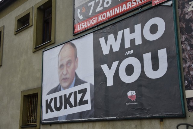 Jeden z kontrowersyjnych billboardów powieszony jest na kamienicy przy ul. Bernardyńskiej, koło skwerku przy Małych Schodach