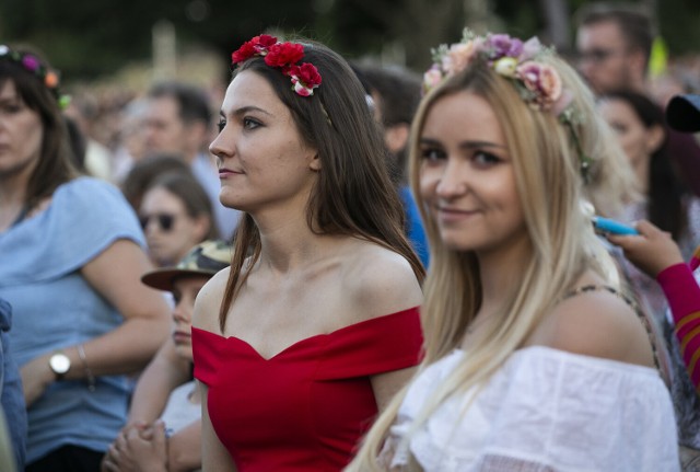 Powitanie lata, czyli kultowe już Wianki nad Wisłą na warszawskim Podzamczu, już w tę sobotę 26 czerwca. Co w planach? Wielki piknik świętojański, puszczanie wianków, występy performerów i tancerzy, warsztaty kwiatowe, śniadanie na trawie, rekonstrukcja wioski słowiańskiej czy konkurs na najpiękniejszy wianek. Organizatorzy zapraszają od 12:00, wydarzenie potrwa do 22:00. Wstęp oczywiście wolny.