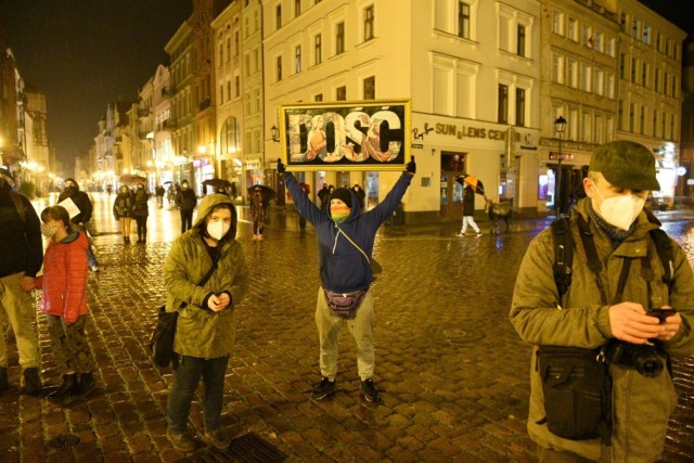 Kolejny już raz ulicami starówki przeszedł Czarny Protest. Przeciwko polityce rządu protestowało około 200 osób. Było w miarę spokojnie. Policja nikogo nie spisała. Na hasło psikus uczestnicy demonstracji rozbiegli się.

Zobacz także: Top 15 atrakcji wokół Torunia. Te mało znane miejsca warto odwiedzić!
