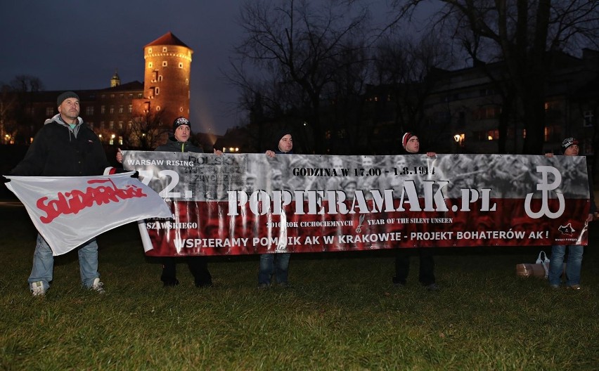 Protest w obronie budowy pomnika AK pod Wawelem [ZDJĘCIA]