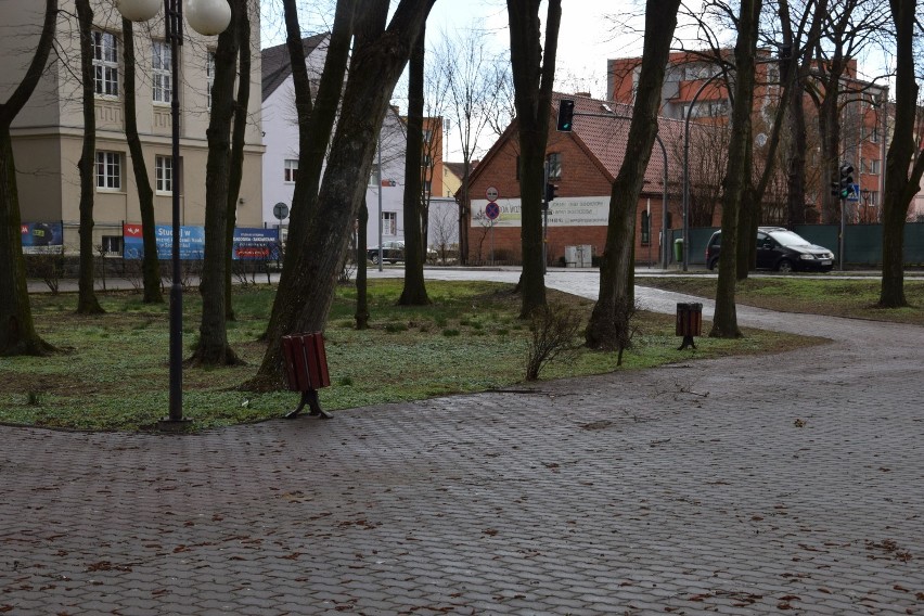 Ławki koło liceum w Szczecinku "bezpieczniejsze". A co ze szkołą? [zdjęcia]