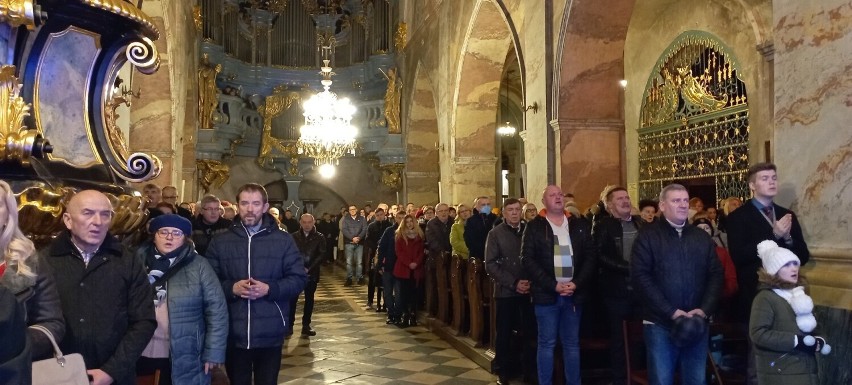 Magia Świąt Bożego Narodzenia w klasztorze Cystersów w Jędrzejowie. Tłumy wiernych na pasterce. Zobaczcie zdjęcia z uroczystości