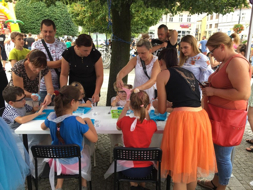 Pleszew. Było rodzinnie i bajkowo. Dzieci własnoręcznie tworzyły “glutki”. Najmłodsi dosłownie zwariowali na punkcie slime’ów