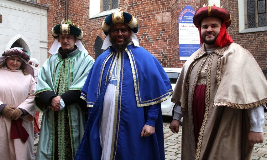 Trzej Królowie odwiedzili dziś osiem parafii w Grudziądzu,...