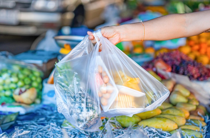 Plastik z opakowań wraz z żywnością przenika do krwi i...