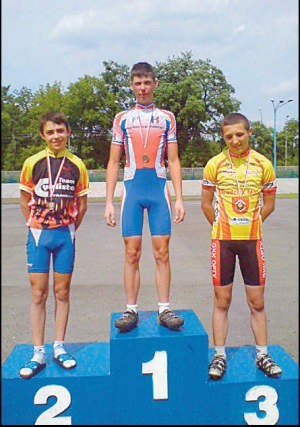 Mateusz Chyliński na najwyższym stopniu podium, foto: MKS &quot;JURAND&quot;