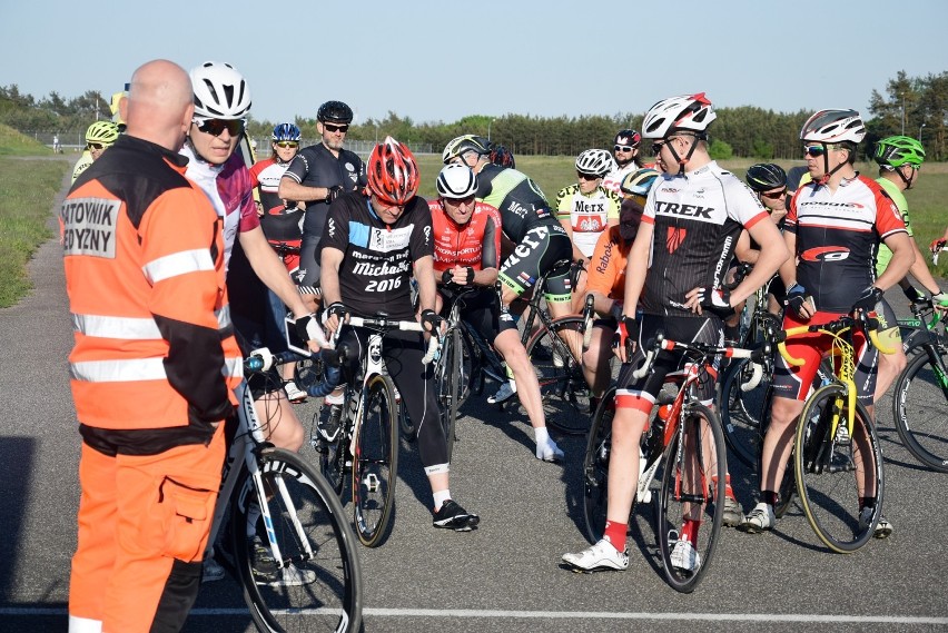 Kolarstwo: ksiądz Bartłomiej Przybylski najszybszy w wyścigu Cyklo Piła na lotnisku. Zobacz zdjęcia