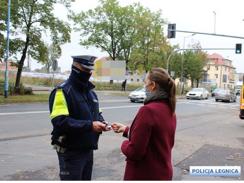 Policjanci w Legnicy sprawdzają, czy legniczanie stosują się...