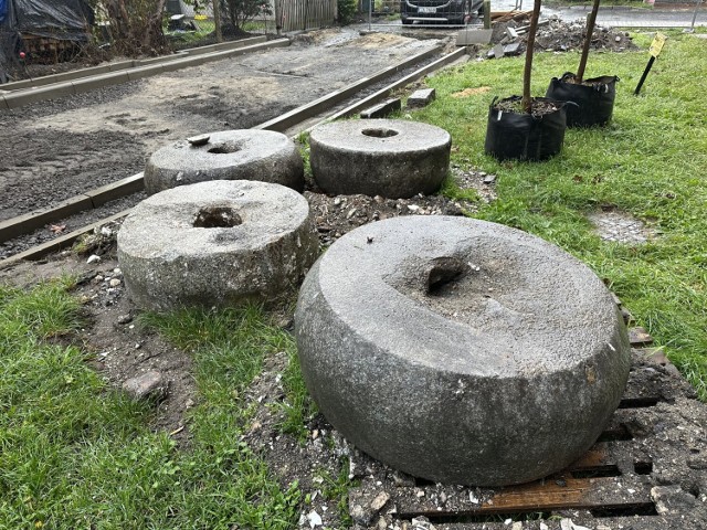Kamienie znalezione przy ul. Baczyńskiego to fragmenty fontanny