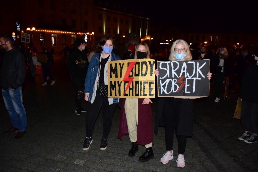 Protestujący przemaszerowali ulicami Inowrocławia....