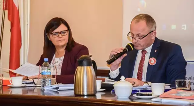 W poprzedniej kadencji rady powiatu, to Józef Kwaśniewicz (z prawej) sprawował funkcję starosty. Teraz sugeruje, że z uwagi na powiązania rodzinne obecna starosta, Beata Hanyżak (z lewej) tuszuje istotny problem. Ten jednak... nie istnieje