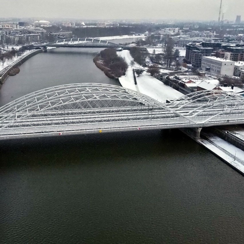 Kraków. Nowy most kolejowy nam zamarzł? Niesamowite zdjęcia znad Wisły