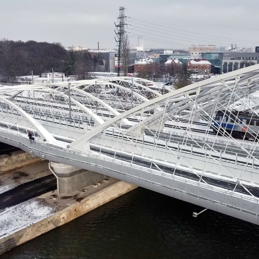 Kraków. Nowy most kolejowy nam zamarzł? Niesamowite zdjęcia znad Wisły