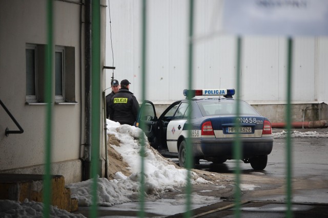 W Warmińskich Zakładach Przetwórstwa Owocowo-Warzywnego w Kwidzynie 90 osób podtruło się tlenkiem węgla. Dwie osoby w najcięższym stanie przewiezione do Krajowego Ośrodku Medycyny Hiperbarycznej w Gdyni, gdzie trafiły do komory hiperbarycznej. Jak ustalił biegły, czad wydobywał się z jeżdżących w hali wózków widłowych. Śledztwo w tej sprawie cały czas trwa.  

Podtrucie tlenkiem węgla w Warmińskich. 90 osób trafiło do szpitala [ZDJĘCIA]