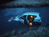 W Malechowie samochód osobowy wpadł do rzeki ZDJĘCIA