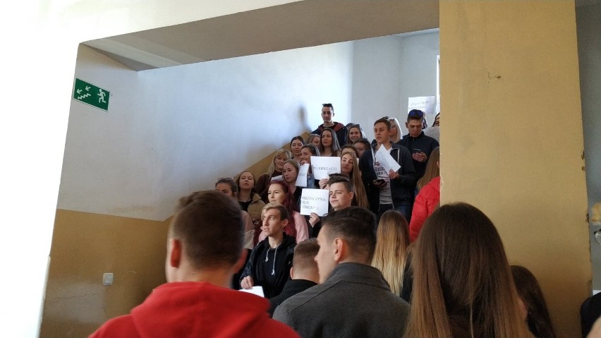 Ponad 100 uczniów I LO w Tczewie złożyło życzenia wielkanocne dyrekcji oraz prosiło o klasyfikacje [ZDJĘCIA]