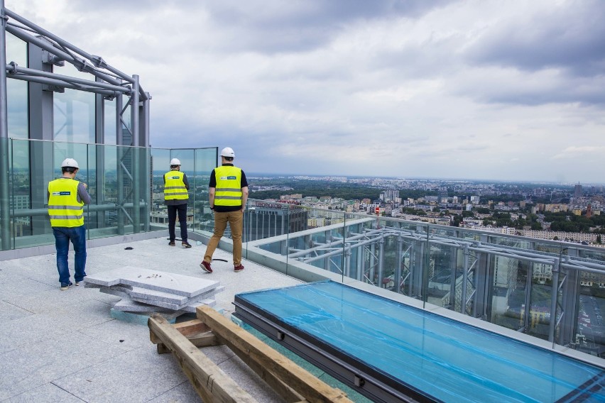 Mennica Legacy Tower. "Brama" biurowej Woli z charakterystycznymi żyletkami. Ten wieżowiec zobaczycie z daleka