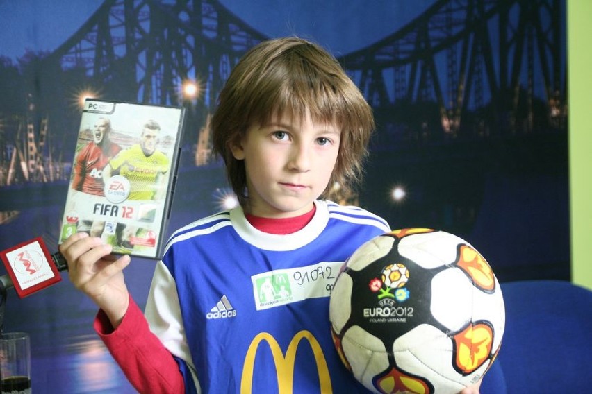 Wiktor Łukasik w "Dziecięcej Eskorcie McDonald's "podczas Euro 2012 [wideo]