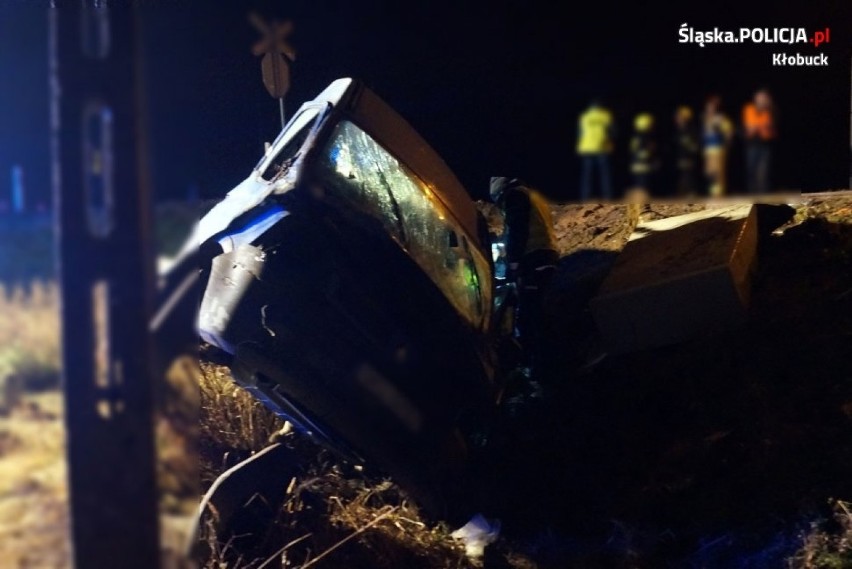 Wypadek na przejeździe kolejowym w Kulejach. Sprawca był nietrzeźwy, decyzją sądu został tymczasowo aresztowany [ZDJĘCIA]