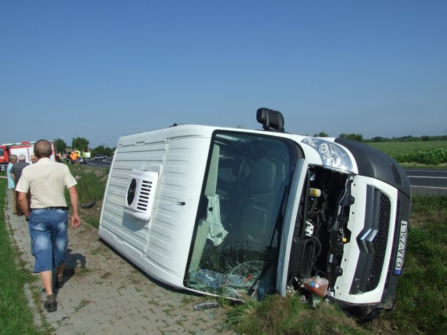 Bus wjechał w uczniów, gdy szli na szkolny autobus