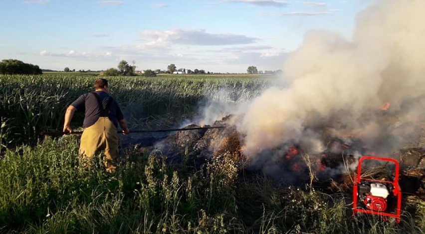 Jarząbkowo, gmina Niechanowo: pożar stogu na polu