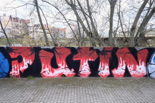 Na poznańskiej Śródce powstał nowy mural z napisem „HWDP Putin”, w barwach rosyjskiej flagi. Podobny znajduje się także na ul. Hetmańskiej, choć tamten przedstawia flagę Polski i Ukrainy.
Przejdź do kolejnego zdjęcia --->