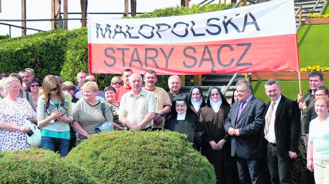 Starosądeczanie z siostrami klaryskami i burmistrzem Marianem Cyconiem przed wyjazdem na beatyfikację do Watykanu