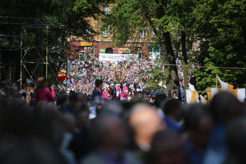 Pielgrzymka Mezczyzn Do Piekar Slaskich 2019 Cale Pokolenia Modla Sie Przed Wizerunkiem Matki Bozej Piekary Slaskie Nasze Miasto