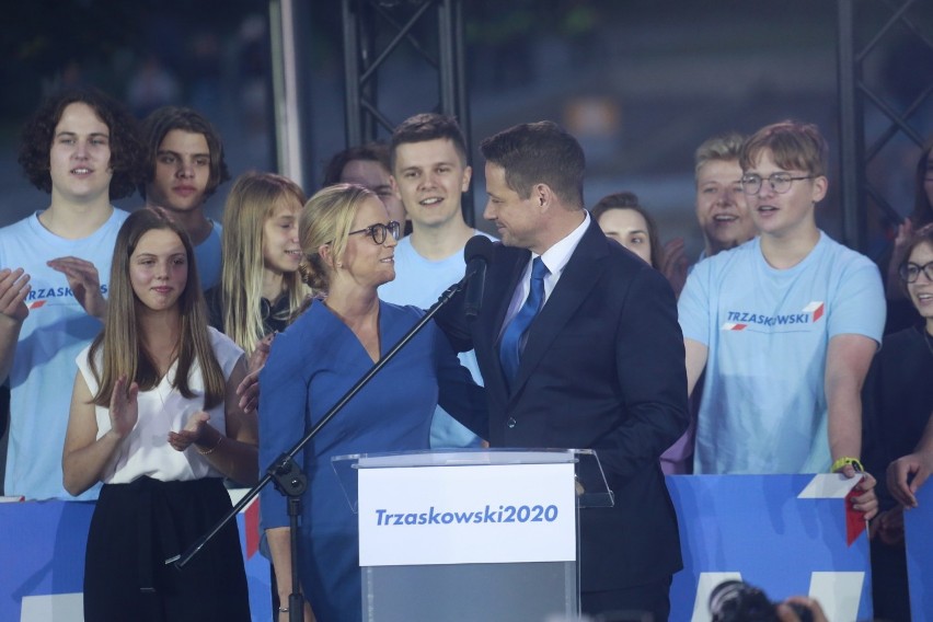 Wieczór wyborczy 2020. Rafał Trzaskowski w chwili ogłoszenia wyników wyborów prezydenckich 2020.