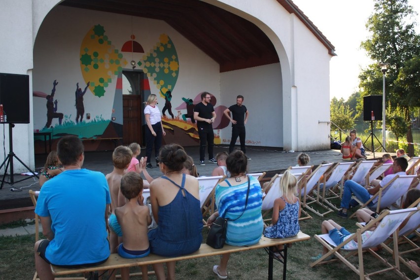 Rycerze na plaży w Bysławiu, czyli nad jezioro przyjechał Barnaby's Puppet Theatre 