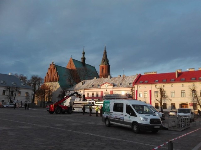 Cennik wstępu na lodowisko:
·

 dla osoby dorosłej: 8,00 zł brutto/wejście
·

 dla dzieci i młodzieży do 18 roku życia poza zajęciami szkolnymi - 7,00 zł brutto/wejście
·

 dla emerytów, rencistów - 6,00 zł brutto/ wejście
·

 dla dzieci i młodzieży szkolnej Miasta i Gminy Olkusz w czasie ferii zimowych w godzinach 9:00 –14:00 - 5,00 zł brutto/ wejście

ciąg dalszy dalej