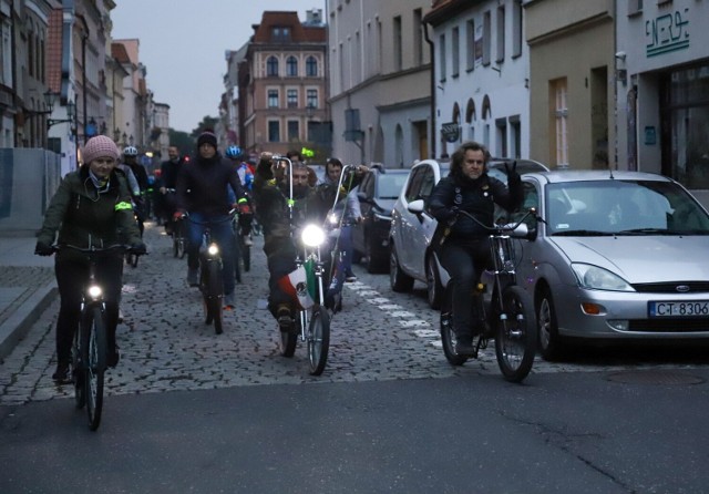 Wspólnym przejazdem organizatorzy chcieli pokazać, że jest dla kogo budować dobrej jakości infrastrukturę rowerową w Toruniu i że trzeba o nią dbać przez cały rok.