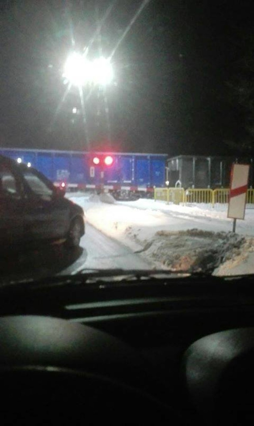 Pociąg blokował DK78 w Zawierciu. Powodem kolizja na przejeździe kolejowym