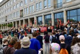Protest na placu Trzech Krzyży w Warszawie. Przeciwnicy "Mieszkania na Start" zabrali głos. "Im dłużej zbieram, tym więcej brakuje"