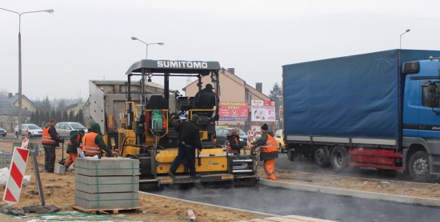 Rondo Dmowskiego w Chełmie. Drogowcy skończą remont z ponad miesięcznym opóźnieniem.