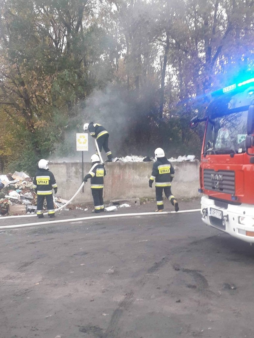 Strażacy z powiatu brodnickiego gasili płonące śmieci i...