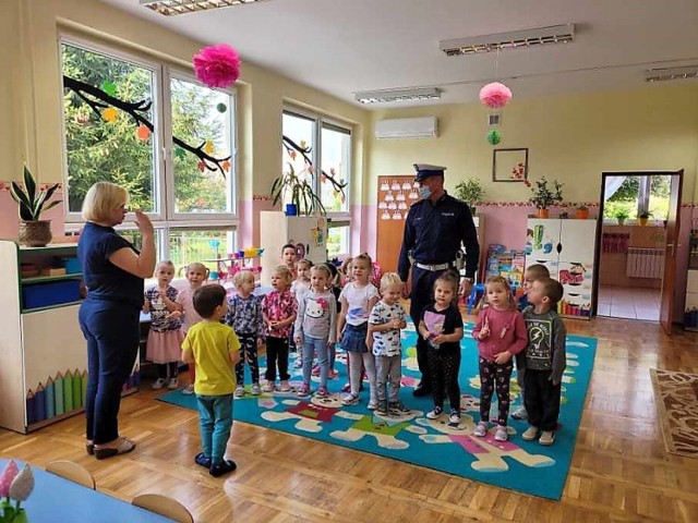 Policjanci z żarskiej komendy byli z wizytą w przedszkolu