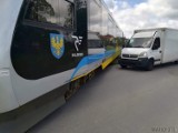 Wypadek w Kotorzu Małym. W środę na przejeździe kolejowym samochód dostawczy zderzył się z szynobusem