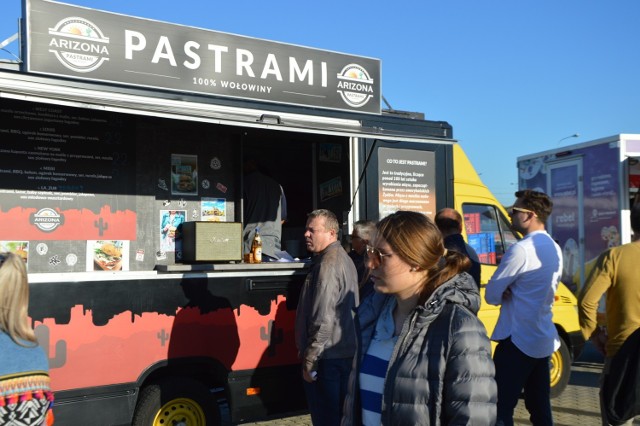 Wielka Szama, czyli wielka wyżerka z food trucków, które w rzadko spotykanej liczbie pojawiły się na parkingu Atlas Areny. Można tu spróbować wszystkiego - od amerykańskich krwistych steków, poprzez frytki belgijskie, węgierskie langosze aż po japońskie suszi.

Czytaj więcej na następnej stronie