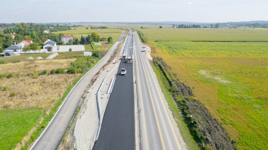 Postępy prac na remontowanej drodze krajowej DK 28 z...