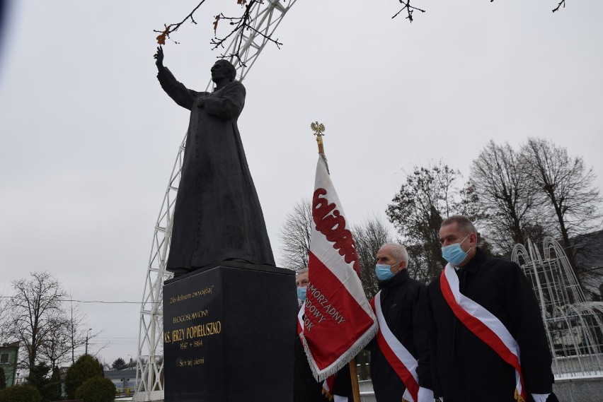 Kwiaty pod pomnikiem ks. Popiełuszki, uroczysta msza. Tak w Suchowoli upamiętniono 39. rocznicę wprowadzenia stanu wojennego