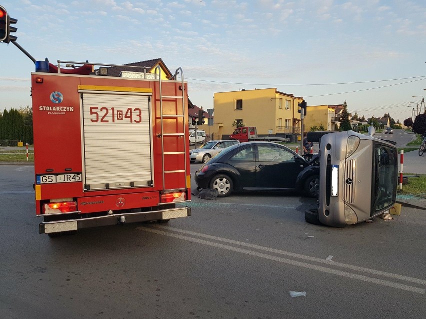 Starogard Gd. Wypadek na skrzyżowaniu Armii Krajowej i Jana Pawła II. Dwie osoby ranne ZDJĘCIA