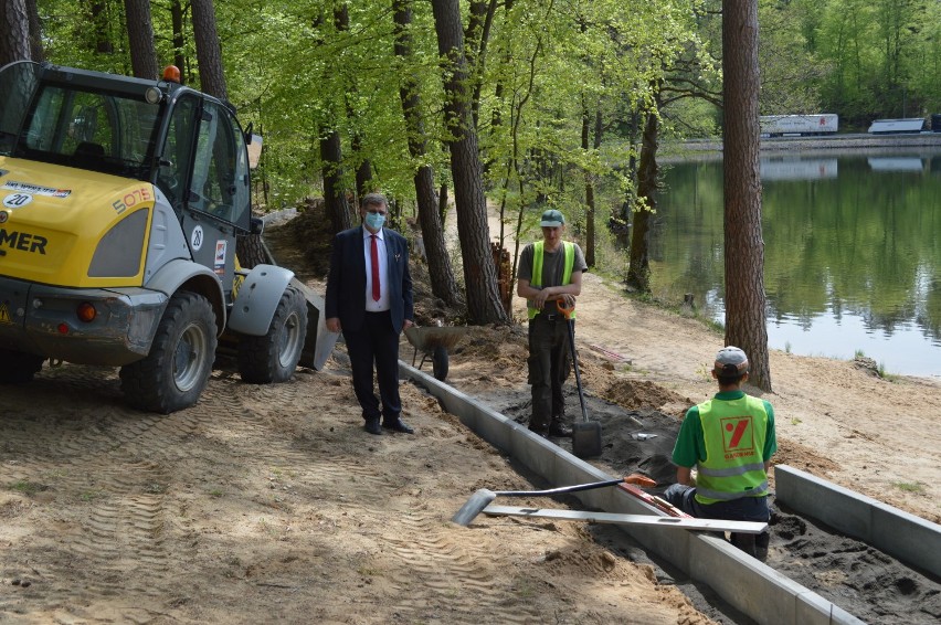Trwają prace przy kąpielisku w Sulęczynie - teren ma być odnowiony do końca czerwca
